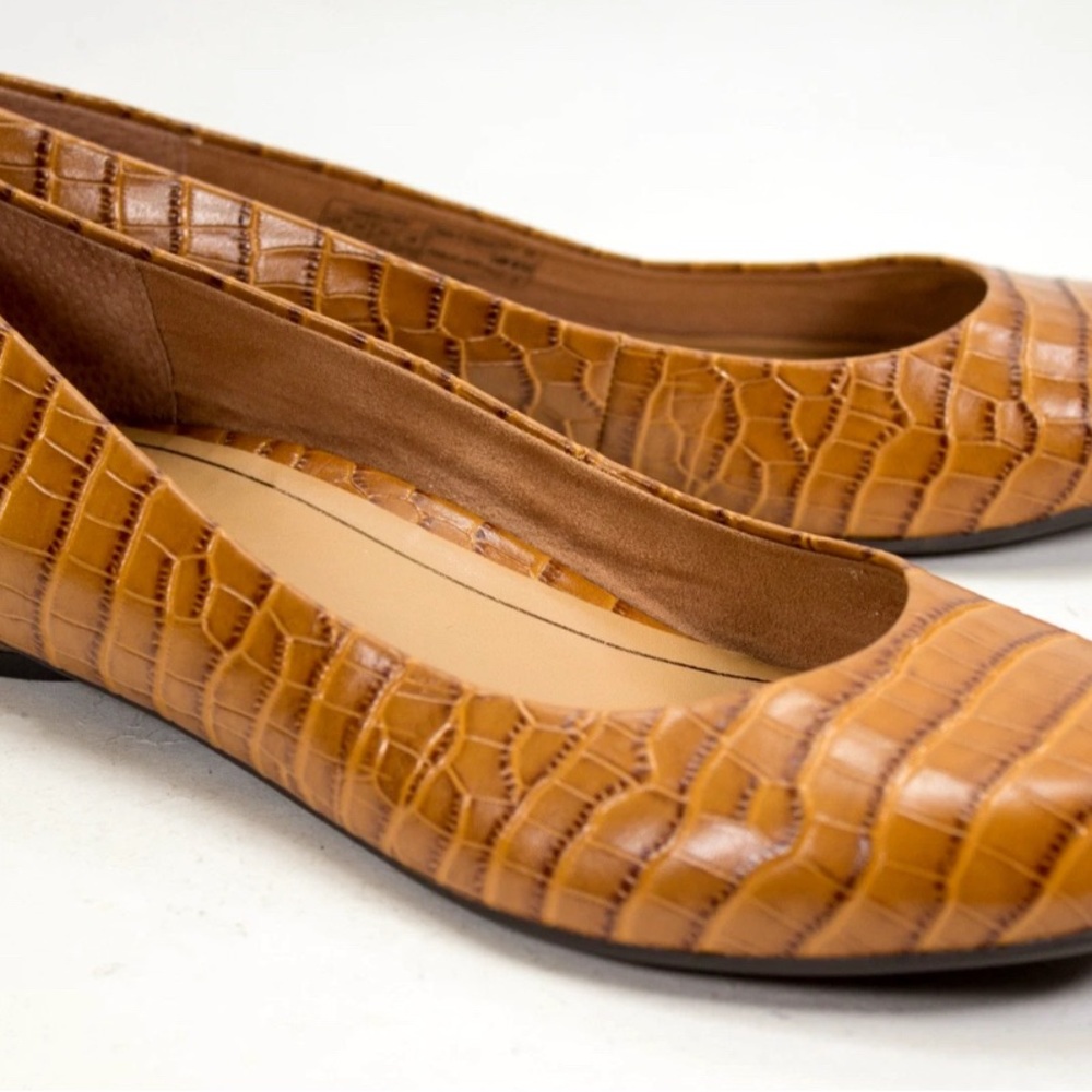 Vionic Tan Crocodile Pattern Flats